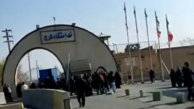 عکسی از تجمع خانواده زندانیان