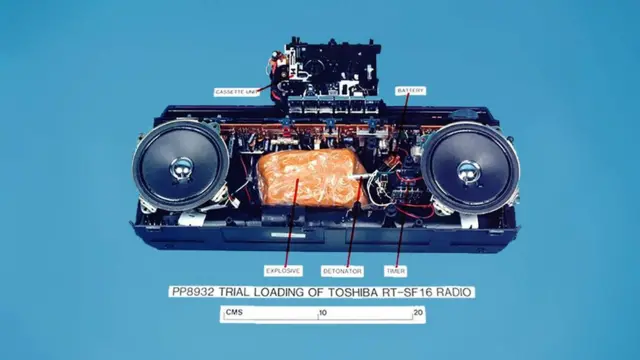 Она была спрятана в кассетном радиоприемнике, лежавшем в небольшом чемодане.