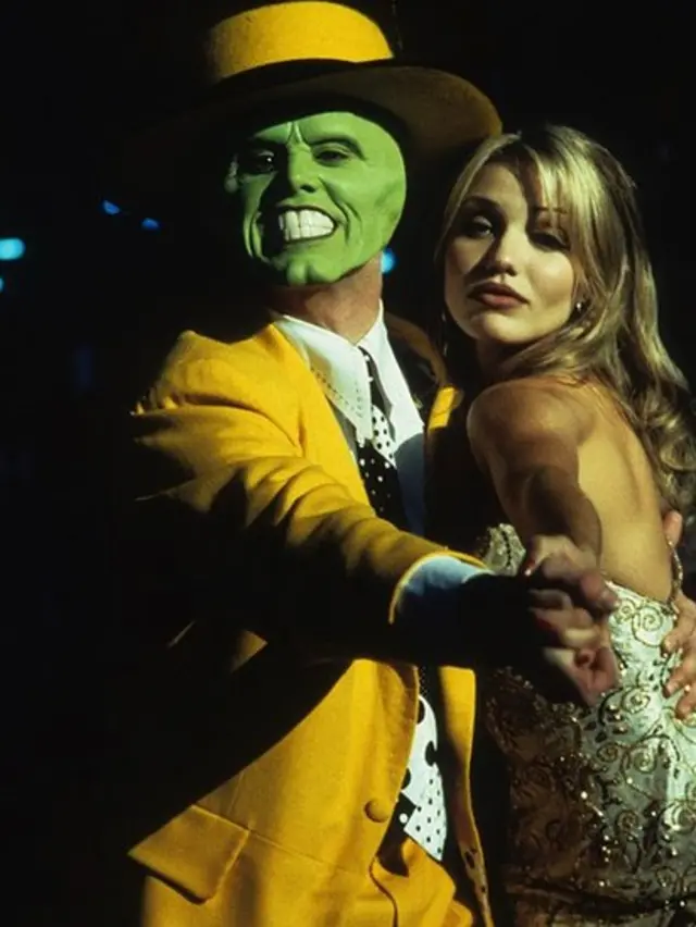 كامرون دياز وجيم كيري في مشهد من فيلم القناع (1994)