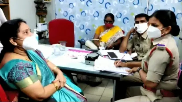 కృష్ణ మెటర్నిటీ నర్సింగ్ హోం యాజమాని డాక్టర్ కమలను ప్రశ్నిస్తున్న పోలీసులు