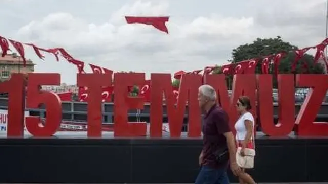 15 iyul yazısı ətrafında Türkiyə bayraqları