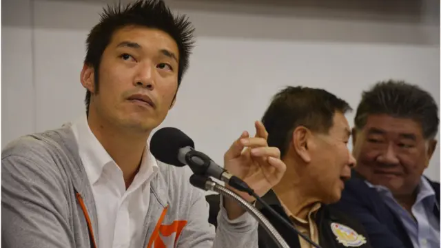 นายธนาธรระบุว่า การเข้ามามีส่วนร่วมของประชาชนในการแก้ไขรัฐธรรมนูญมีเพียง 2 แนวทาง ระหว่าง "แก้ด้วยเลือด" หรือ "แก้ด้วยความยินยอมพร้อมใจ"