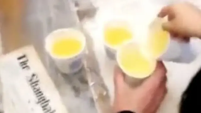 پر خواله رسنیو دا وېډیو لاس په لاس شوې چې ژیړرنګه مایع پکې متیازې بلل شوې