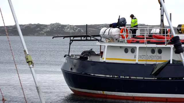 Barco en el puerto de Stanley en Malvinas/Falklands.