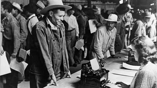 Trabajadores agrícolas mexicanos hacen fila para registrarse para trabajar en los Estados Unidos, a través del programa Bracero, parte del Acuerdo de Trabajo Agrícola Mexicano.