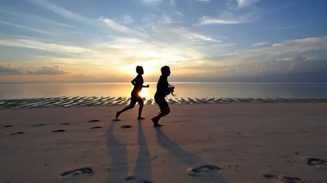 Menurut dokter spesialis gizi Samuel Oetoro, berolahraga untuk meringankan efek negatif dari makanan yang tidak sehat menunjukkan pola pikir yang salah.