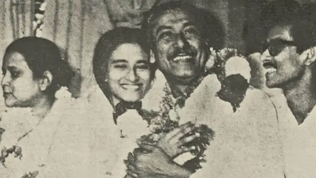 ঢাকা ষড়যন্ত্র মামলা তুলে নেবার পর কারামুক্ত শেখ মুজিবুর রহমান স্ত্রী ফজিলাতুন্নেসা মুজিব, কন্যা শেখ হাসিনা ও পুত্র শেখ কামালের সঙ্গে - ১৯৬৯ সাল