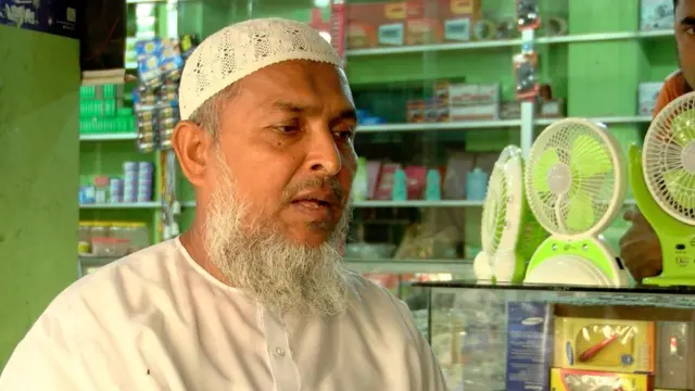 উখিয়ার ঠ্যাংখালী বাজারে স্থানীয় ব্যবসায়ী হাফেজ এজহারুল হক