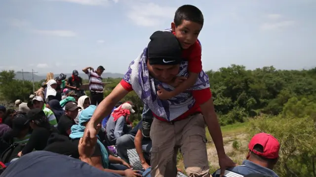 Migrantes sobre trempagbet comercialcargapagbet comercialChiapas