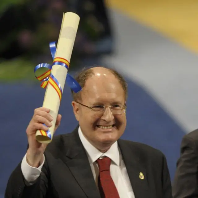 Gregory Winter sonriendo con un diploma en la mano