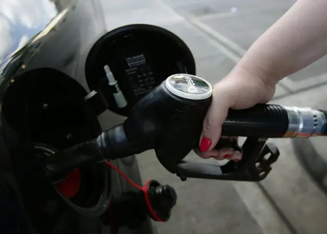 Mujer pone gasoil a su auto de motor diésel.