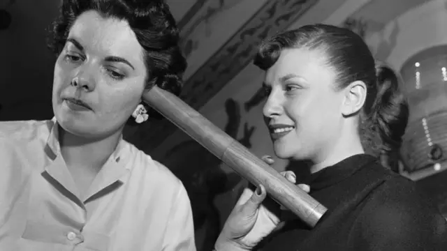 mujeres en 1955 usando estetoscopio fabricado entre 1816 y 1819