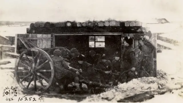 Las condiciones climáticas eran tan duras que era necesario construir refugios para proteger la pólvora y las armas del frío.