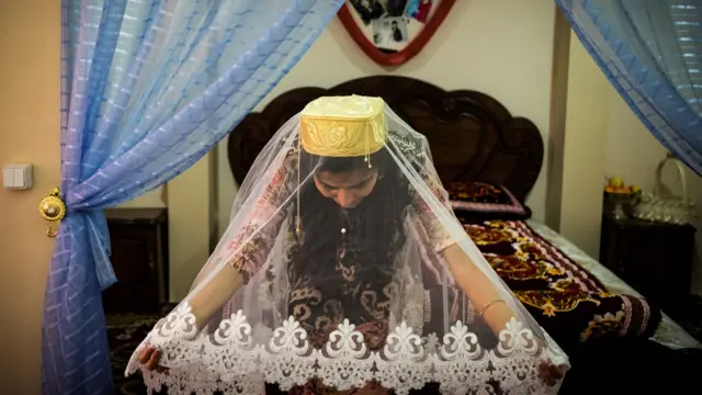 Partiyada aldash haqida porno video Jinsiy külotlardagi dumbalarning fotosuratlari