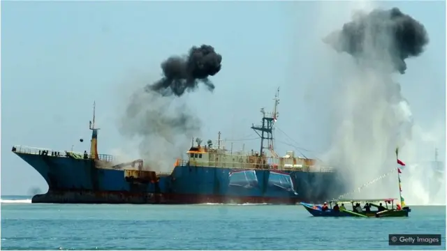 अवैध तरीक़े से मछली पकड़ने पर इंडोनेशिया बेहद सख़्त है