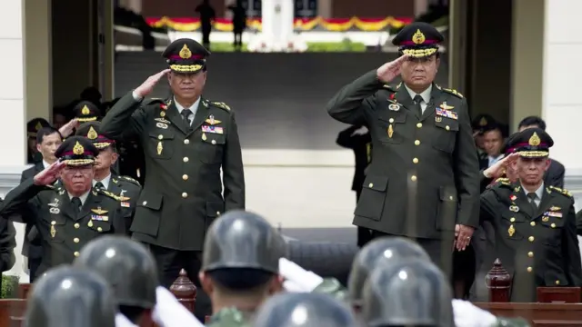 Tổng tư lệnh Quân đội Thái Lan, Tướng Prayut Chan-ocha (phải) và người tiền nhiệm, Tướng Anupong Paojinda (trái)