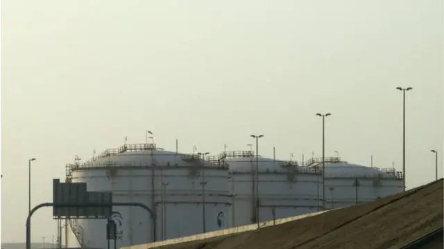 مستودع للبترول تابع لشركة أدنوك في أبوظبي.
