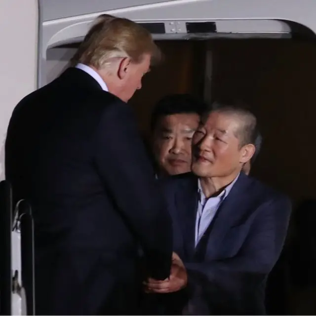 ทรัมป์ไปต้อนรับชาวอเมริกันเชื้อสายเกาหลีสามคนที่เกาหลีเหนือปล่อยตัวกลับบ้าน