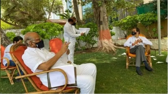 शरद पवार, उद्धव ठाकरे बैठक घेताना
