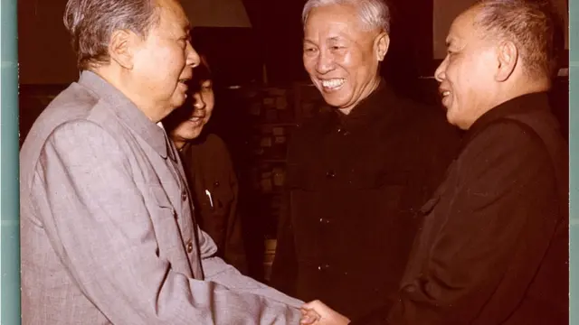 Ông Lê Đức Thọ (giữa)
