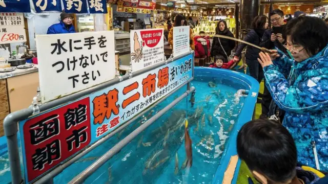 ما سر تناول اليابانيين لوجبة الحبار الراقص العائد للحياة؟