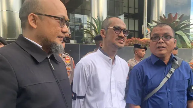 Novel Baswedan, Abraham Samad, dan Denny Indrayana mendatangi Gedung KPK, pada Senin (10/04).