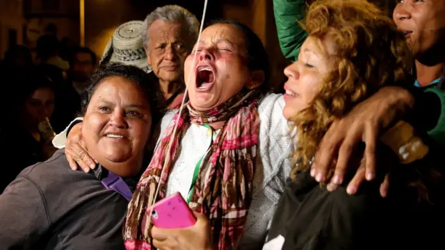 Un grupo de personas celebran el anuncio de la firma del acuerdo.
