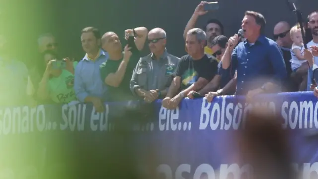 Bolsonaro faz discurso a apoiadores