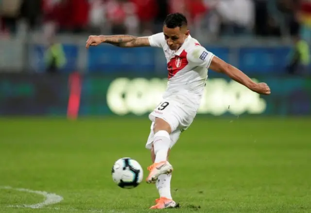 Yoshimar Yotún remata