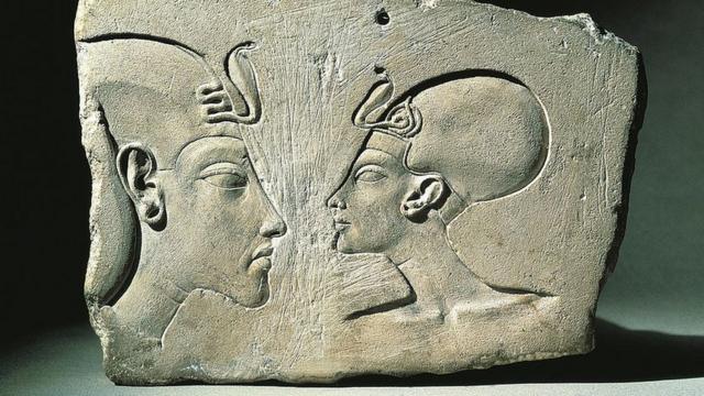 O faraó Aquenáton e sua Grande Esposa Real, Nefertiti, a quem concedeu igualdade de poderes