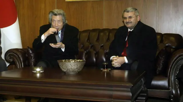 Binali Yıldırım Ulaştırma Bakanlığı döneminde Japonya Başbakanı Junchiro Koizumi ile birlikte