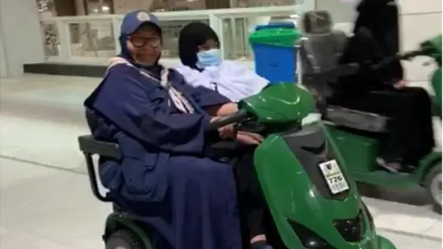 شادية مسؤولة مع فريقها عن السيدات كبيرات السن في الحرم المكي