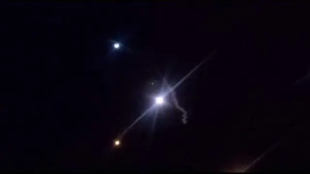 ஏவுகணை தாக்குதல் குறித்து இரான் அரசு தொலைக்காட்சியில் வெளியிடப்பட்ட படம் இது