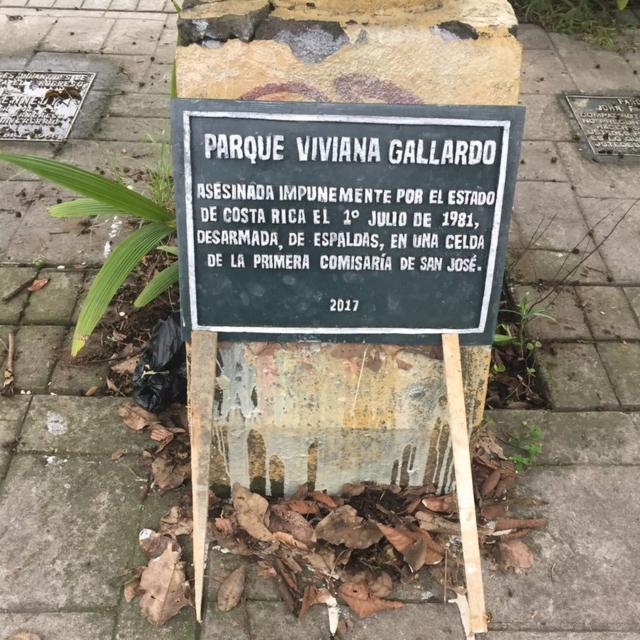 Placa que denuncia el asesinato de Viviana como "crimen de Estado" en el Parque John F. Kennedy, San Pedro, Costa Rica.