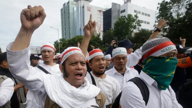 محتجون إسلاميون ضد حاكم جاكرتا