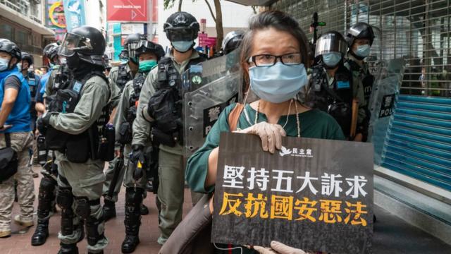 7月1日香港主权移交纪念日，大批市民上街抗议港区《国安法》，演变成警民冲突。