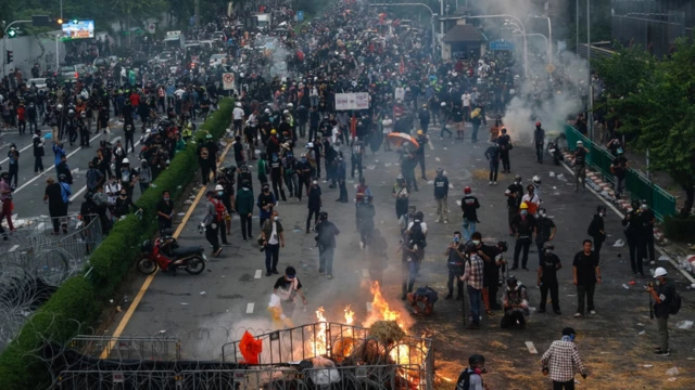 เยาวชนปลดแอกยุติชุมนุม นักข่าวถูกยิงด้วยกระสุนยาง