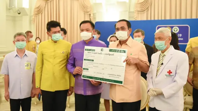 รมว.สาธารณสุขมอบใบนัดหมายเข้ารับการฉ๊ดวัคซีนโดสที่สองให้แก่นายกฯ