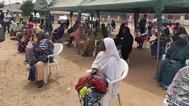Wasu mata yayin da suke karbar tallafin gwamnatin Najeriya a Abuja