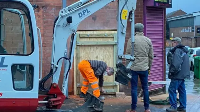 کارگران متخصص به کمک آمدند که نقاشی را از دیوار جدا کنند