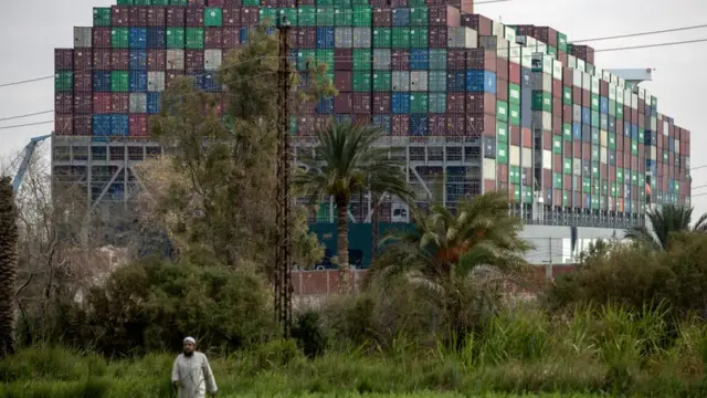 তখনও জাহাজটিকে ভাসানোর চেষ্টা সফল হয়নি