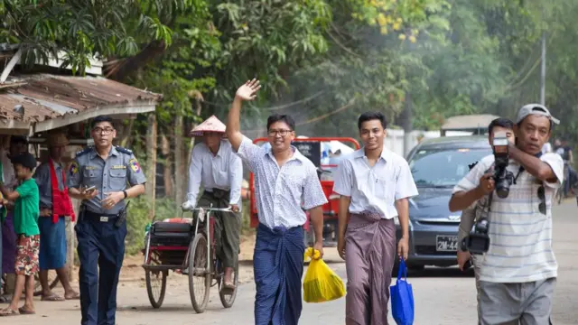 လွတ်မြောက်လာတဲ့ သတင်းထောက် ၂ ဦးကို အင်းစိန်အကျဉ်းထောင်ရှေ့မှာ မြင်ရစဉ်