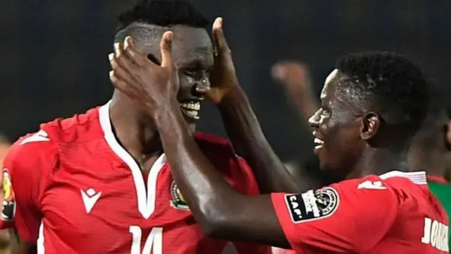 Michael Olunga (kushoto) amekuwa mwiba mkali kwa safu ya ulinzi ya Tanzania