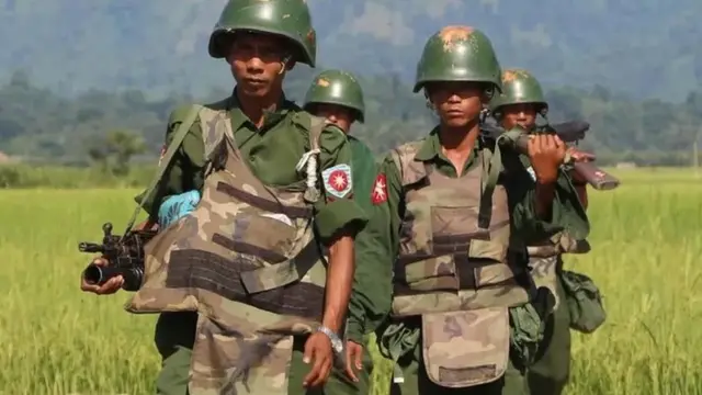 ရခိုင်မြောက်ပိုင်းမှာတွေ့ရတဲ့ မြန်မာစစ်တပ် ( ပုံ အဟောင်း)