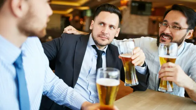 бизнесмены в баре