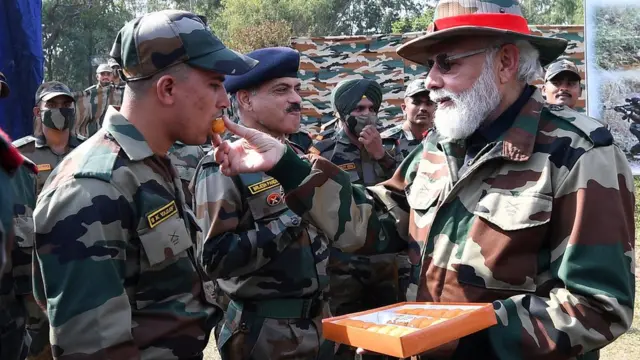 సైనికులకు స్వీట్లు తినిపిస్తున్న ప్రధాని మోదీ