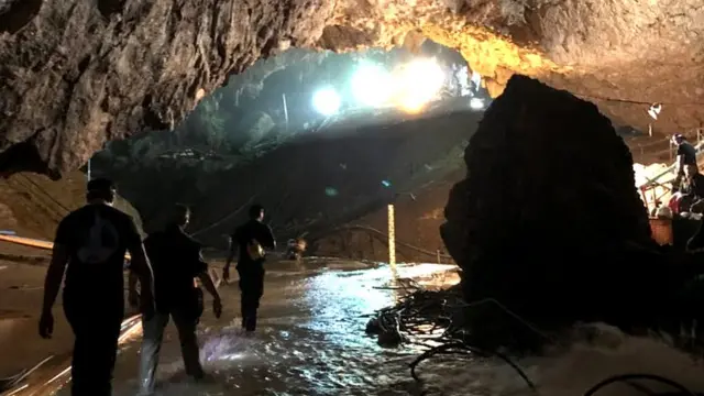 मुलांच्या बचावासाठी गुहेत जाणारे सैनिक