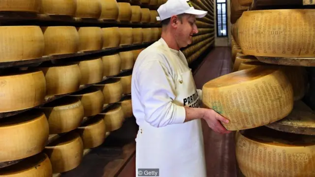 Parmigiano-reggiano (parmezan) kimi bərk pendirlərin tərkibində cüzi miqdarda laktoza olur