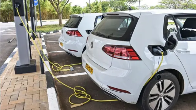 Une vue générale des Golf électriques de Volkswagen à la station de recharge du centre de convention de Kigali, à Kigali, le 2 novembre 2021