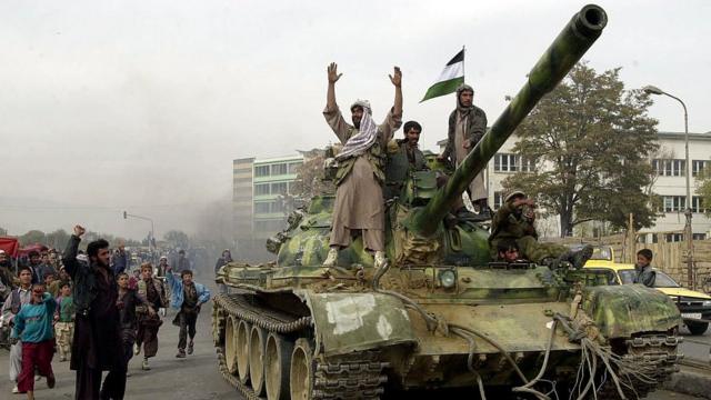 مقاتلو التحالف الشمالي المدعومون من التحالف يركبون الدبابات في كابول مع تراجع طالبان